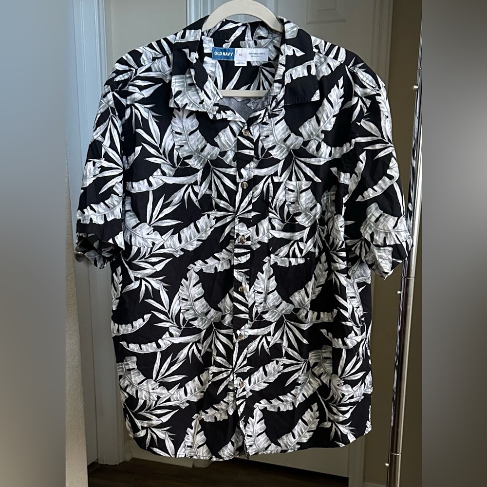 Old Navy Men’s Leaf Print Shirt